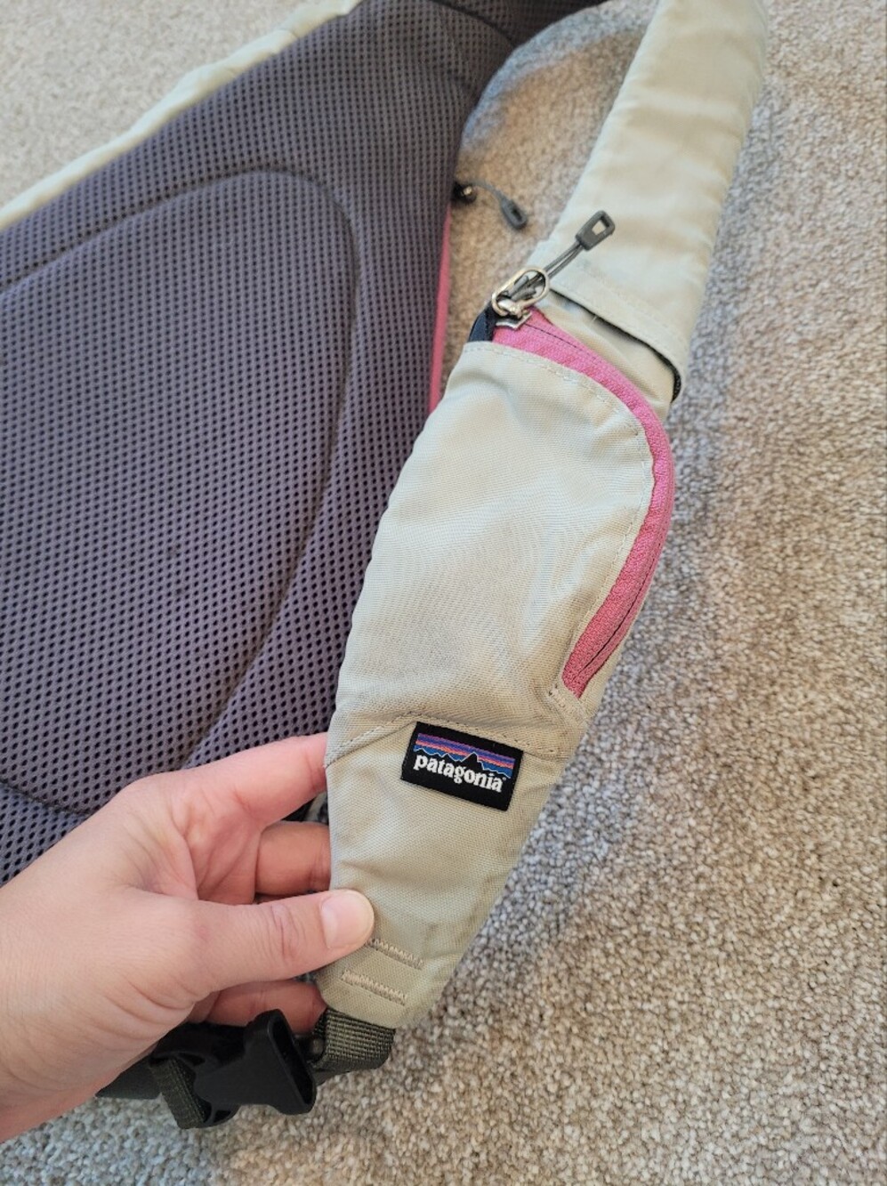 Patagonia Atom Sling Bag with Pink Zippers - Picture 5 of 5